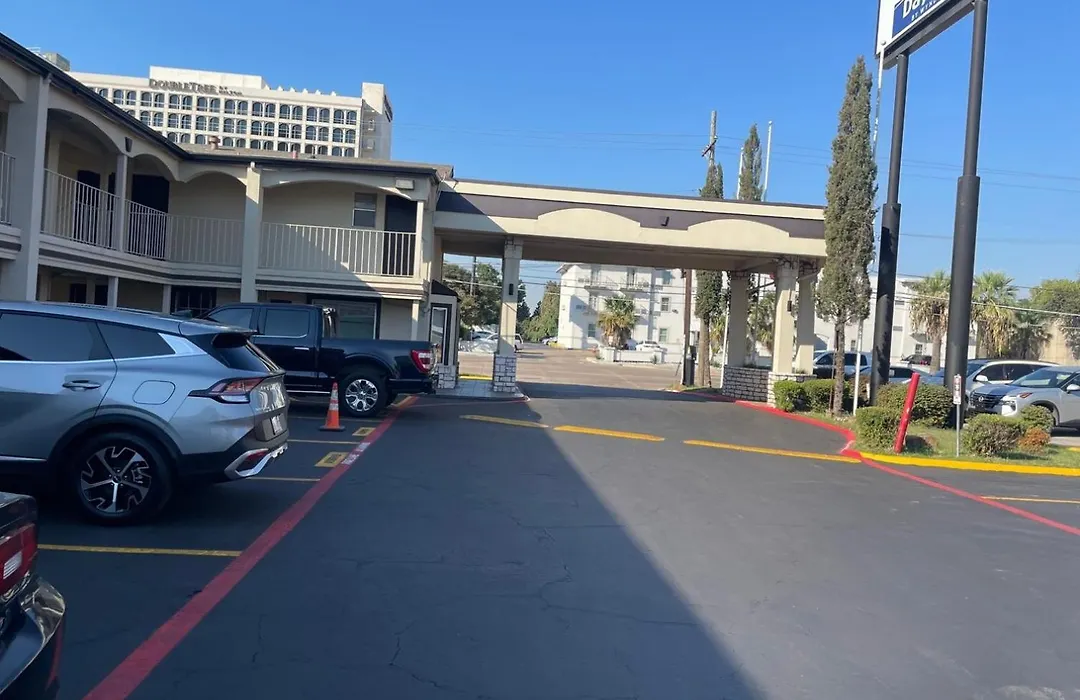Days Inn By Wyndham Market Center Dallas Love Field-1